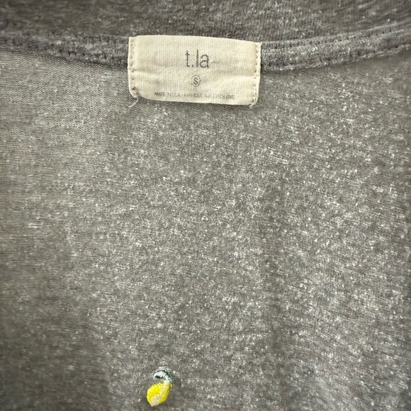 Anthro/TLa Gray Heathered V-Neck Tee with Lemon Print Sz S. Slightly Oversized - Picture 2 of 5